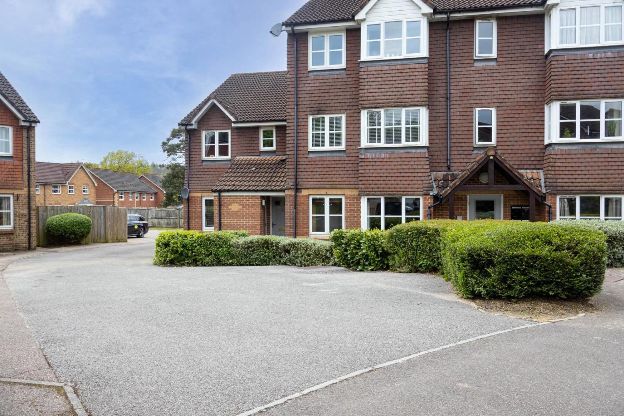 Modern 2 Bed Apartment Near Gatwick Crawley  Exterior photo