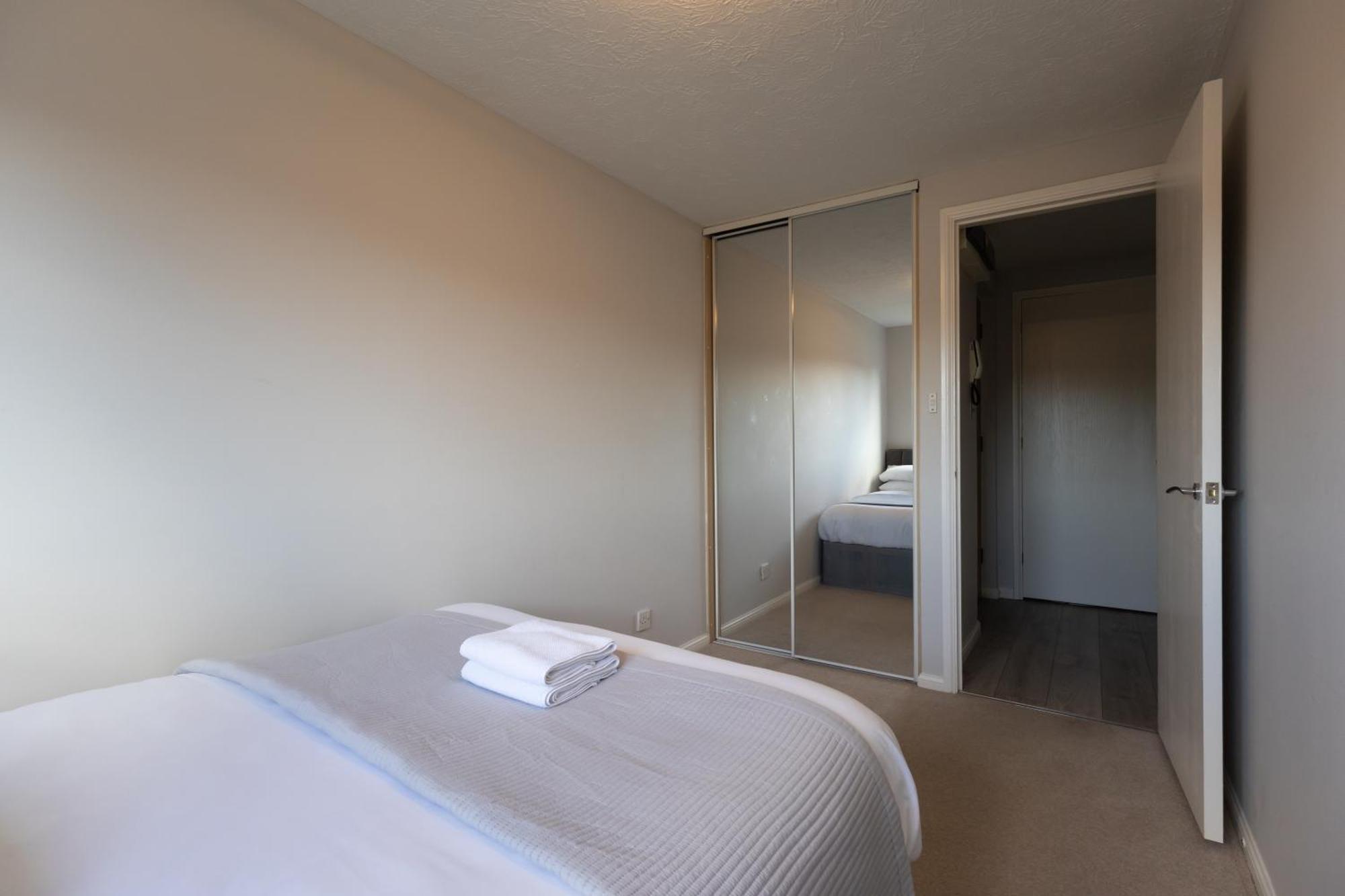 Modern 2 Bed Apartment Near Gatwick Crawley  Exterior photo