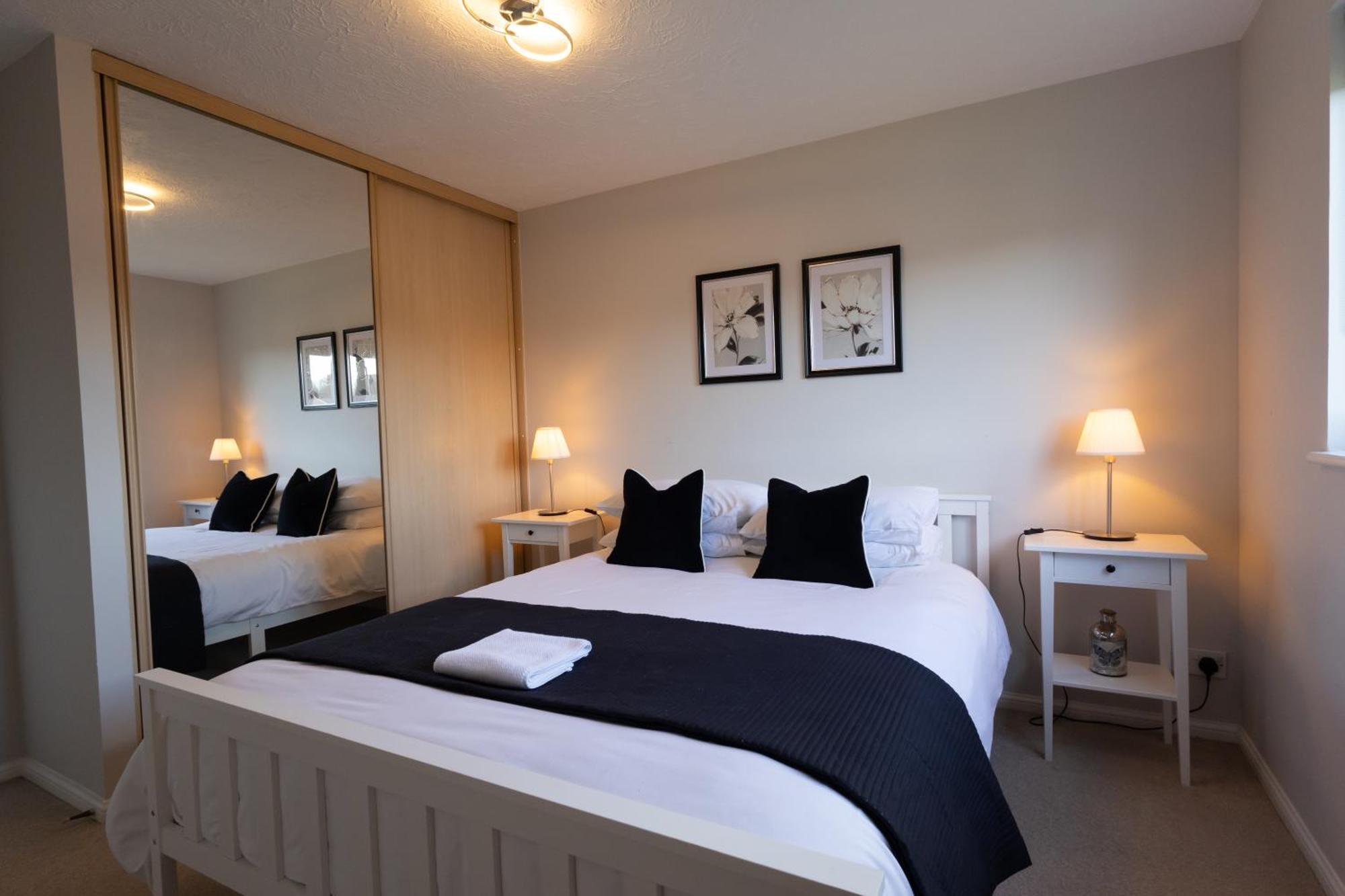 Modern 2 Bed Apartment Near Gatwick Crawley  Exterior photo